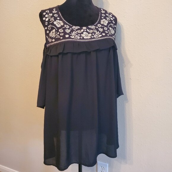 TORRID Women's Cold Shoulder Blouse Black/ White  Embroidered Flowers Size 4. - Picture 2 of 10